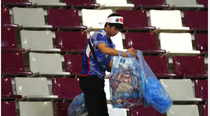 Japan-Fans säubern Dallas-Stadion und gehen zweimal viral